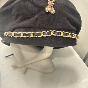 Elegant Black Beret with Gold Chain & Bunny Charm – Adjustable Ribbon